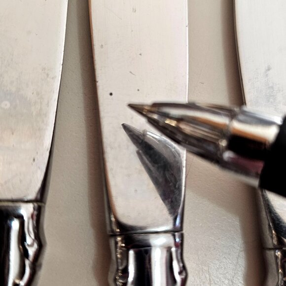 4 Oneida Deluxe Mozart Dinner Knife scalloped edge baroque scrolls 80s vtg stain - Picture 8 of 9